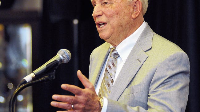 New Mexico State University ´ s former head basketball coach Lou Henson speaks during a press conference in February announcing he will be inducted into the National Collegiate Basketball Hall of Fames ´ s Class of 2015.