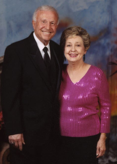 Lou Henson, left, poses with his wife.
